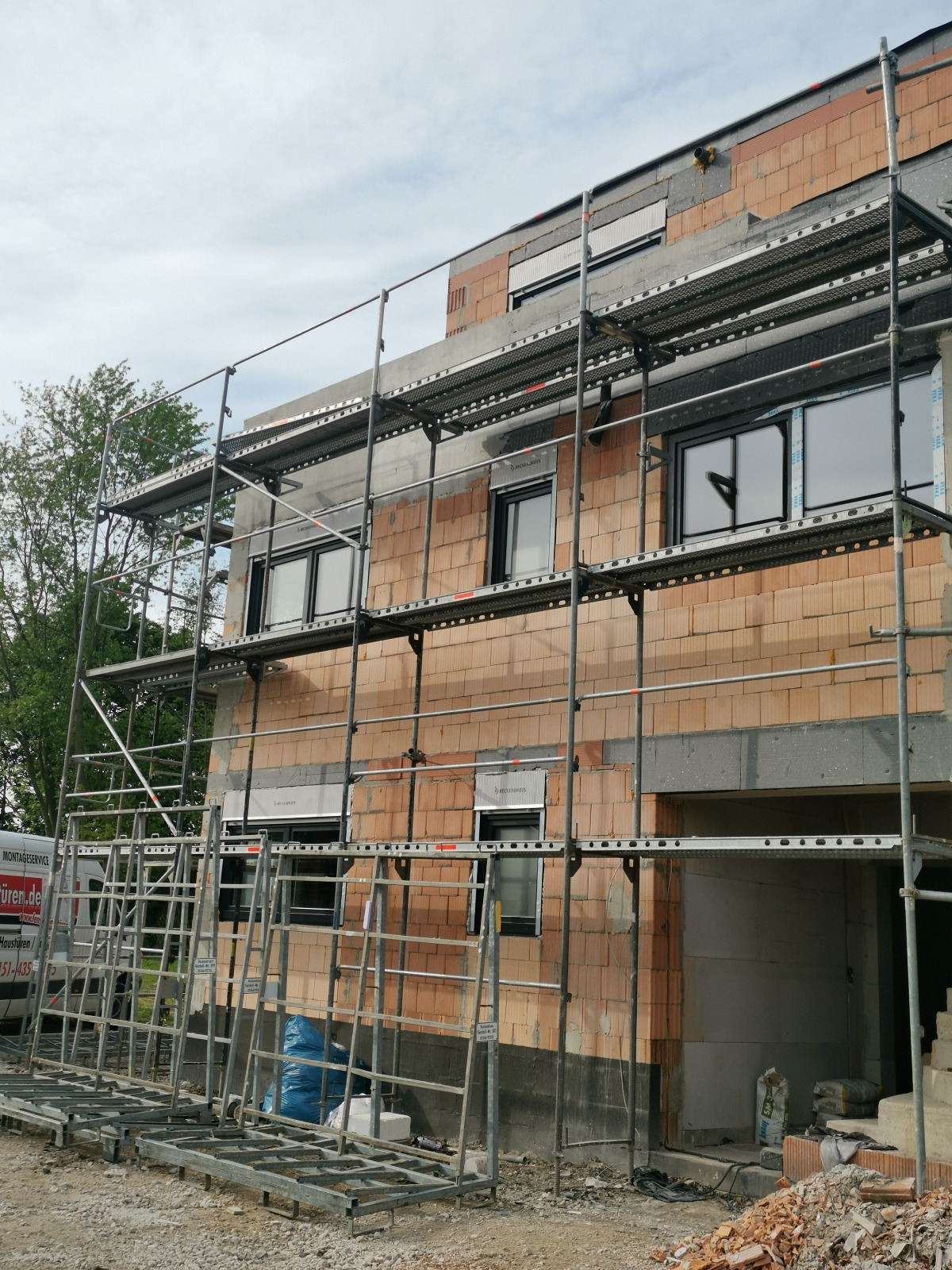 Fenster- und Türmontage im Mehrfamilienhaus